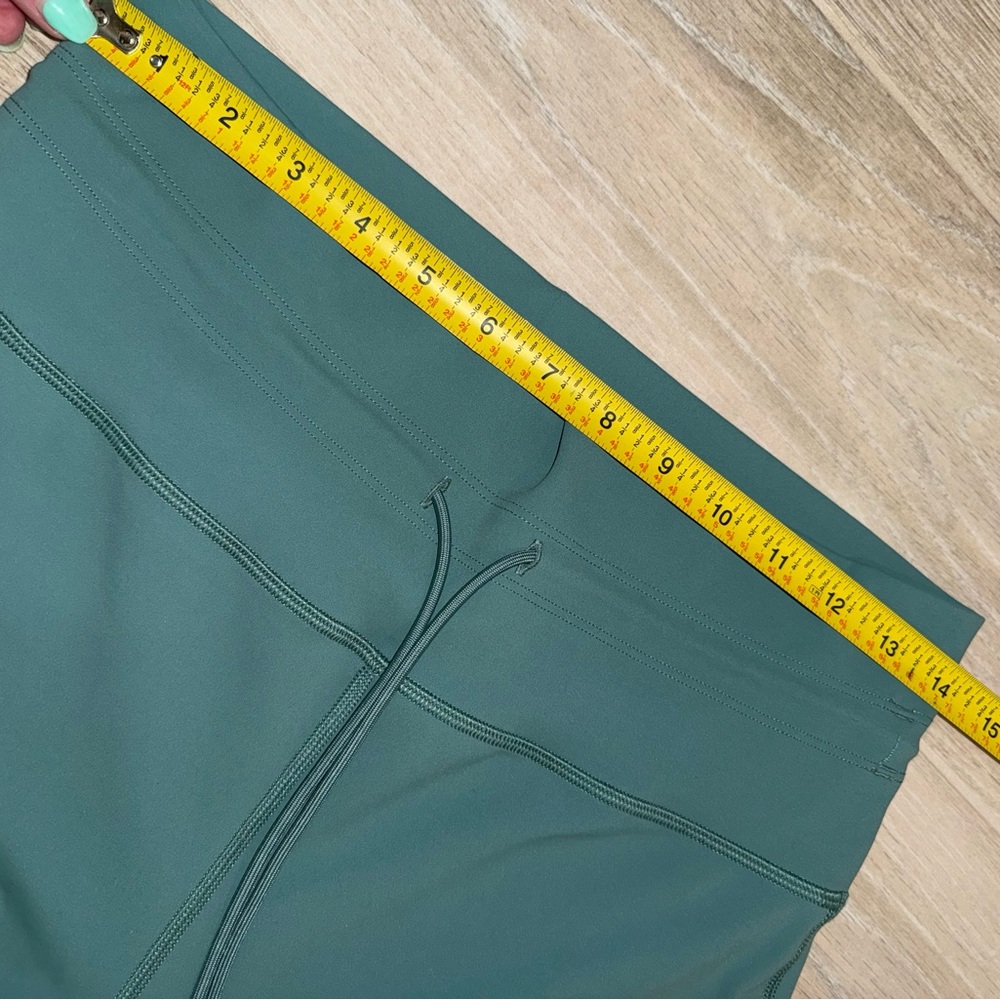 Vuori Daily Leggings-PLEASE SEE MEASUREMENTS. - Picture 7 of 10